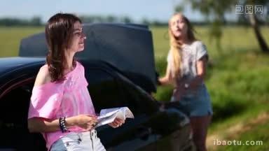 两个年轻女人的车坏了，她们在使用指南的帮助下尝试使用千斤顶